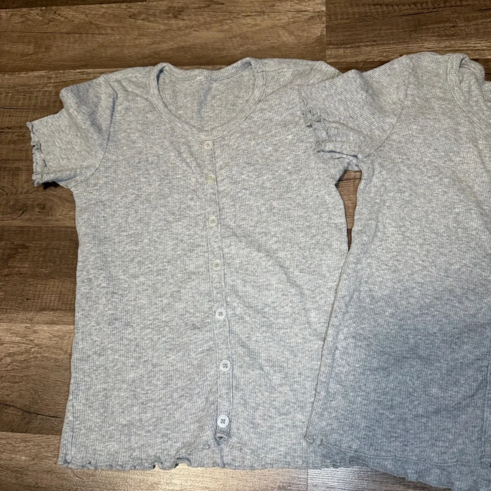 Carter's grey ribbed V-neck short-sleeve tops, Size 7‎